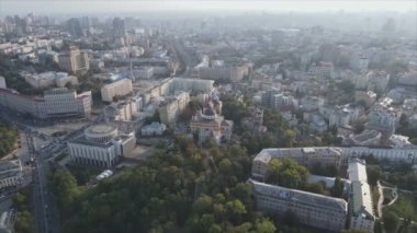 Bu stok görüntüler Ukrayna, Kyiv 'in 8K çözünürlükteki hava görüntüsünü gösteriyor.