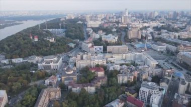 Bu stok görüntüler Ukrayna, Kyiv 'in 8K çözünürlükteki hava görüntüsünü gösteriyor.