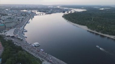 Bu stok görüntüler Ukrayna, Kyiv 'in 8K çözünürlükteki hava görüntüsünü gösteriyor.