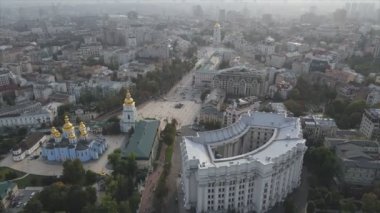 Bu stok görüntüler Ukrayna, Kyiv 'in 8K çözünürlükteki hava görüntüsünü gösteriyor.