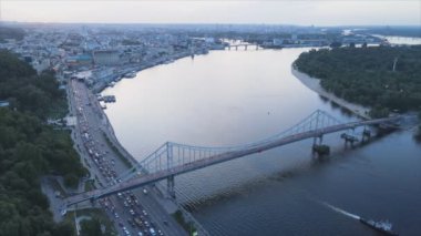 Bu stok görüntüler Ukrayna, Kyiv 'in 8K çözünürlükteki hava görüntüsünü gösteriyor.