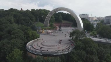 Bu stok görüntüler Ukrayna, Kyiv 'in 8K çözünürlükteki hava görüntüsünü gösteriyor.