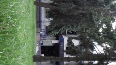 Bu dikey borsa videosu Ukrayna 'daki savaşın sonucunu gösteriyor. Borodyanka, Kyiv bölgesindeki polis karakolunun yıkılması ve yakılması.