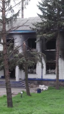 Bu dikey borsa videosu Ukrayna 'daki savaşın sonucunu gösteriyor. Borodyanka, Kyiv bölgesindeki polis karakolunun yıkılması ve yakılması.