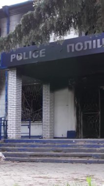 Bu dikey borsa videosu Ukrayna 'daki savaşın sonucunu gösteriyor. Borodyanka, Kyiv bölgesindeki polis karakolunun yıkılması ve yakılması.