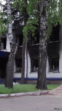 Bu dikey borsa videosu Ukrayna 'daki savaşın sonucunu gösteriyor. Borodyanka, Kyiv bölgesindeki polis karakolunun yıkılması ve yakılması.