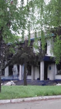 Bu dikey borsa videosu Ukrayna 'daki savaşın sonucunu gösteriyor. Borodyanka, Kyiv bölgesindeki polis karakolunun yıkılması ve yakılması.