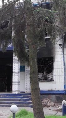 Bu dikey borsa videosu Ukrayna 'daki savaşın sonucunu gösteriyor. Borodyanka, Kyiv bölgesindeki polis karakolunun yıkılması ve yakılması.