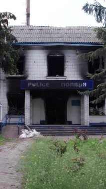 Bu dikey borsa videosu Ukrayna 'daki savaşın sonucunu gösteriyor. Borodyanka, Kyiv bölgesindeki polis karakolunun yıkılması ve yakılması.