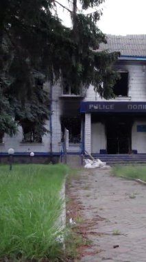 Bu dikey borsa videosu Ukrayna 'daki savaşın sonucunu gösteriyor. Borodyanka, Kyiv bölgesindeki polis karakolunun yıkılması ve yakılması.