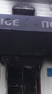 Bu dikey borsa videosu Ukrayna 'daki savaşın sonucunu gösteriyor. Borodyanka, Kyiv bölgesindeki polis karakolunun yıkılması ve yakılması.