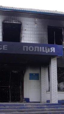 Bu dikey borsa videosu Ukrayna 'daki savaşın sonucunu gösteriyor. Borodyanka, Kyiv bölgesindeki polis karakolunun yıkılması ve yakılması.