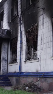 Bu dikey borsa videosu Ukrayna 'daki savaşın sonucunu gösteriyor. Borodyanka, Kyiv bölgesindeki polis karakolunun yıkılması ve yakılması.