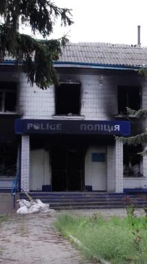 Bu dikey borsa videosu Ukrayna 'daki savaşın sonucunu gösteriyor. Borodyanka, Kyiv bölgesindeki polis karakolunun yıkılması ve yakılması.