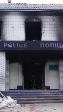 Bu dikey borsa videosu Ukrayna 'daki savaşın sonucunu gösteriyor. Borodyanka, Kyiv bölgesindeki polis karakolunun yıkılması ve yakılması.