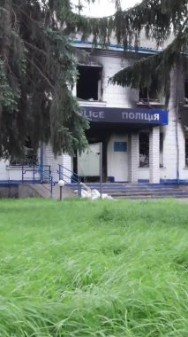 Bu dikey borsa videosu Ukrayna 'daki savaşın sonucunu gösteriyor. Borodyanka, Kyiv bölgesindeki polis karakolunun yıkılması ve yakılması.