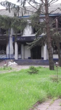 Bu dikey borsa videosu Ukrayna 'daki savaşın sonucunu gösteriyor. Borodyanka, Kyiv bölgesindeki polis karakolunun yıkılması ve yakılması.