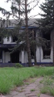 Bu dikey borsa videosu Ukrayna 'daki savaşın sonucunu gösteriyor. Borodyanka, Kyiv bölgesindeki polis karakolunun yıkılması ve yakılması.