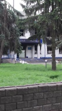 Bu dikey borsa videosu Ukrayna 'daki savaşın sonucunu gösteriyor. Borodyanka, Kyiv bölgesindeki polis karakolunun yıkılması ve yakılması.