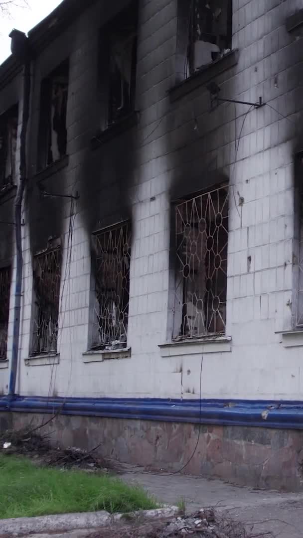 Este Vídeo Vertical Mostra Rescaldo Guerra Ucrânia Edifício Destruído Queimado — Vídeo de Stock