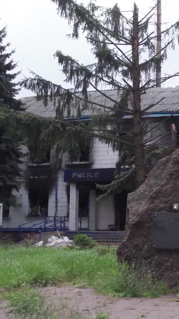 Denna Stock Vertikal Video Visar Efterdyningarna Kriget Ukraina Den Förstörda — Stockvideo