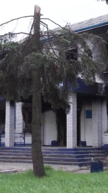 Bu dikey borsa videosu Ukrayna 'daki savaşın sonucunu gösteriyor. Borodyanka, Kyiv bölgesindeki polis karakolunun yıkılması ve yakılması.