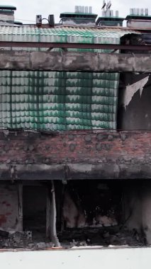 Bu borsa dikey videosu Stoyanka, Bucha, Ukrayna 'da savaştan zarar görmüş bir binayı gösteriyor.