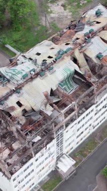 Bu borsa dikey videosu Stoyanka, Bucha, Ukrayna 'da savaştan zarar görmüş bir binayı gösteriyor.