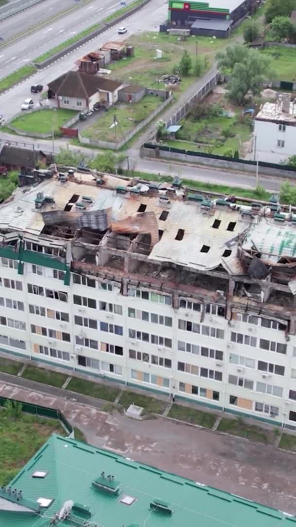 Este Video Vertical Muestra Edificio Devastado Por Guerra Stoyanka Distrito — Vídeos de Stock