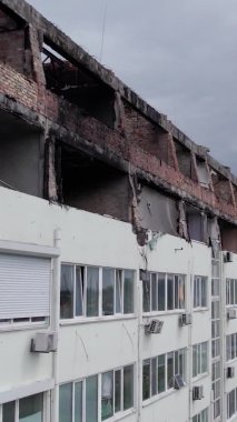Bu borsa dikey videosu Stoyanka, Bucha, Ukrayna 'da savaştan zarar görmüş bir binayı gösteriyor.