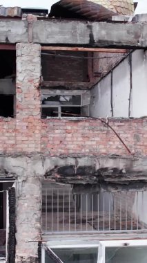 Bu borsa dikey videosu Stoyanka, Bucha, Ukrayna 'da savaştan zarar görmüş bir binayı gösteriyor.