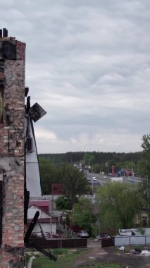Bu borsa dikey videosu Stoyanka, Bucha, Ukrayna 'da savaştan zarar görmüş bir binayı gösteriyor.