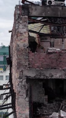 Bu borsa dikey videosu Stoyanka, Bucha, Ukrayna 'da savaştan zarar görmüş bir binayı gösteriyor.