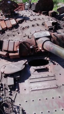 Bu stok dikey video Ukrayna 'daki imha edilmiş askeri ekipmanların hava görüntüsünü gösteriyor.