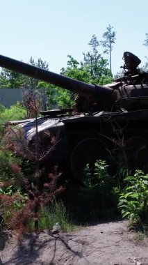 Bu stok dikey video Ukrayna 'daki imha edilmiş askeri ekipmanların hava görüntüsünü gösteriyor.