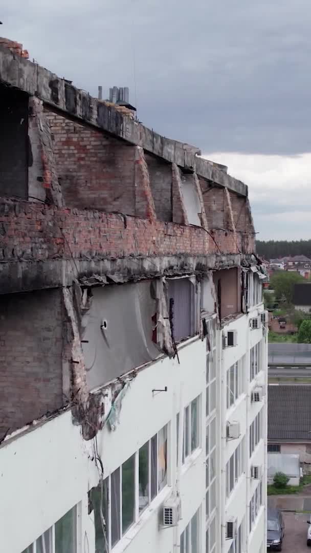 화면은 전쟁으로 파괴된 우크라이나 스토얀 건물을 줍니다 — 비디오