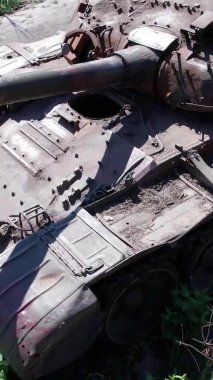 Bu stok dikey video Ukrayna 'daki imha edilmiş askeri ekipmanların hava görüntüsünü gösteriyor.