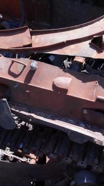 Bu stok dikey video Ukrayna 'daki imha edilmiş askeri ekipmanların hava görüntüsünü gösteriyor.