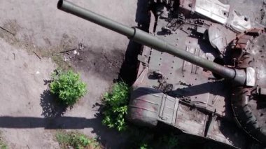 Bu stok dikey video Ukrayna 'daki imha edilmiş askeri ekipmanların hava görüntüsünü gösteriyor.