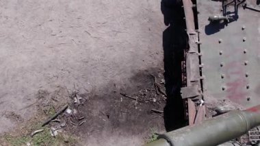 Bu stok dikey video Ukrayna 'daki imha edilmiş askeri ekipmanların hava görüntüsünü gösteriyor.