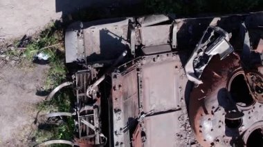 Bu stok dikey video Ukrayna 'daki imha edilmiş askeri ekipmanların hava görüntüsünü gösteriyor.