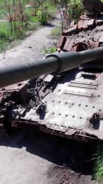 Bu stok dikey video Ukrayna 'daki imha edilmiş askeri ekipmanların hava görüntüsünü gösteriyor.