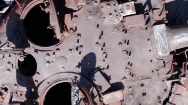 Bu stok dikey video Ukrayna 'daki imha edilmiş askeri ekipmanların hava görüntüsünü gösteriyor.