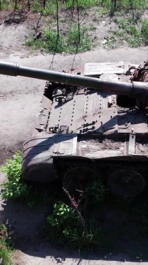Bu stok dikey video Ukrayna 'daki imha edilmiş askeri ekipmanların hava görüntüsünü gösteriyor.