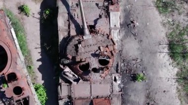Bu stok dikey video Ukrayna 'daki imha edilmiş askeri ekipmanların hava görüntüsünü gösteriyor.