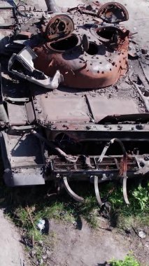 Bu stok dikey video Ukrayna 'daki imha edilmiş askeri ekipmanların hava görüntüsünü gösteriyor.