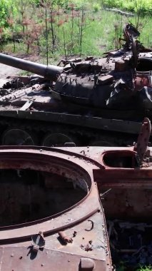 Bu stok dikey video Ukrayna 'daki imha edilmiş askeri ekipmanların hava görüntüsünü gösteriyor.