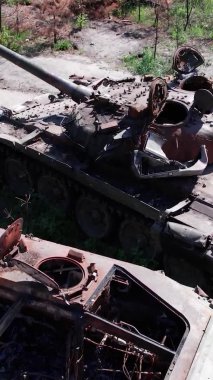 Bu stok dikey video Ukrayna 'daki imha edilmiş askeri ekipmanların hava görüntüsünü gösteriyor.