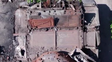Bu stok dikey video Ukrayna 'daki imha edilmiş askeri ekipmanların hava görüntüsünü gösteriyor.