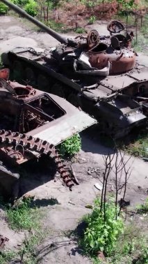 Bu stok dikey video Ukrayna 'daki imha edilmiş askeri ekipmanların hava görüntüsünü gösteriyor.